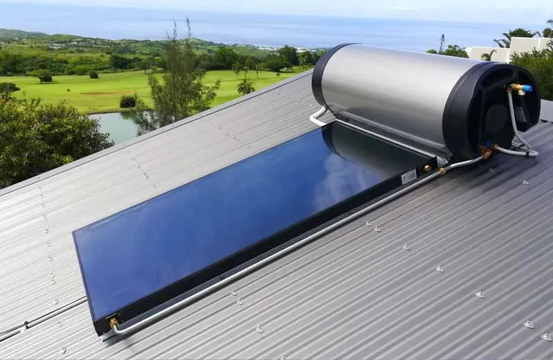 Capteur solaire thermique et ballon installés sur un toit